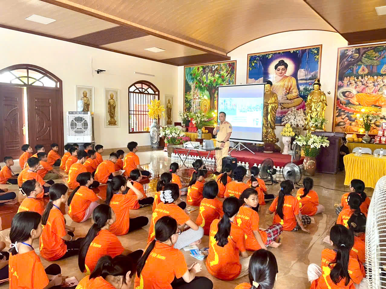 Tổ CSGT An Dương: Tuyên truyền kiến thức pháp luật về trật tự, an toàn giao thông tại Chùa Ngọ Dương, An Hoà, An Dương